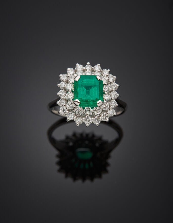 BAGUE en or gris (750‰) serti d'une émeraude rectangulaire taillée à degrés, da…