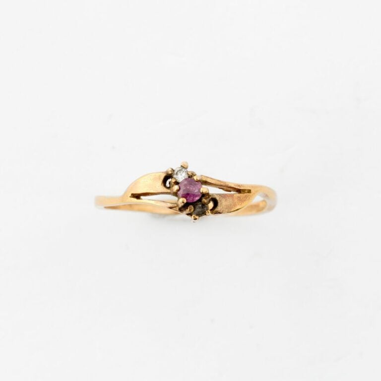 Bague en or jaune (375) à monture ajourée ornée d'une pierre rose de taille ron…