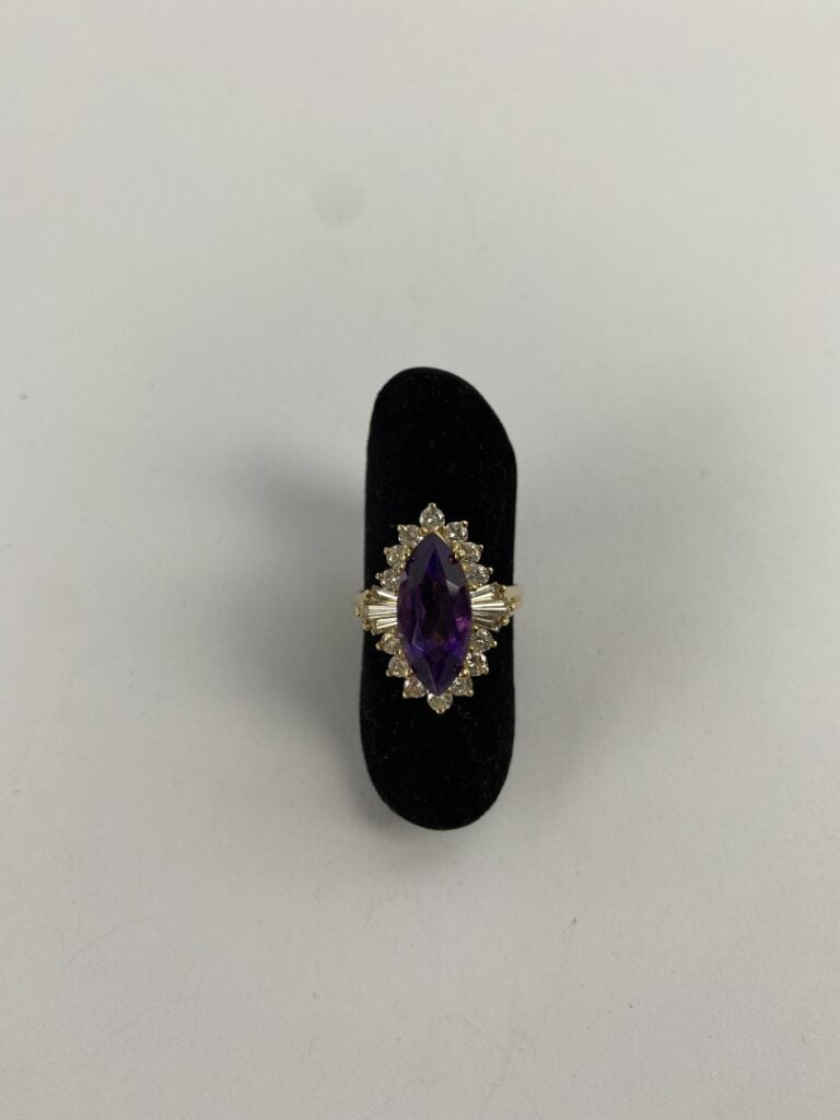 Bague en or jaune (375) ornée d'une améthyste de taille navette facettée dans u…