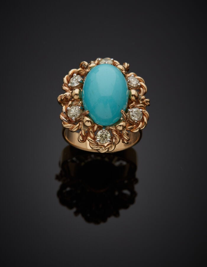 BAGUE en or jaune (585‰) 14 carats, ajouré, torsadé, orné d'une turquoise caboc…