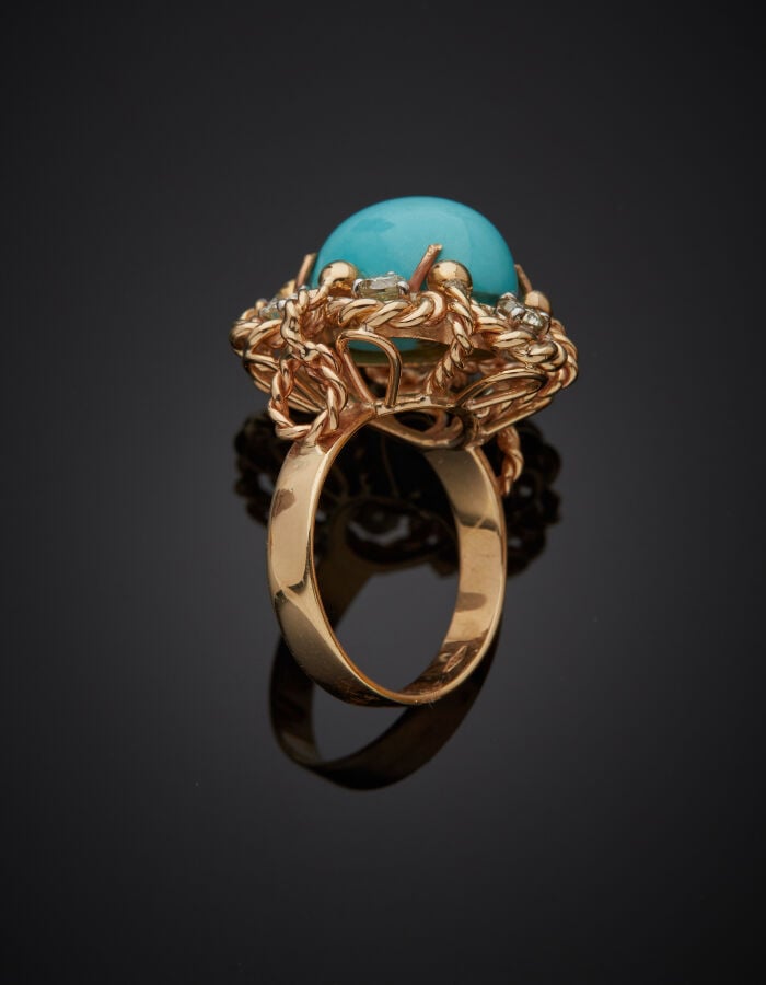 BAGUE en or jaune (585‰) 14 carats, ajouré, torsadé, orné d'une turquoise caboc…
