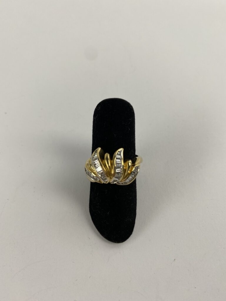 Bague en or jaune (585) à motifs de feuillages ornés de diamants taille baguett…