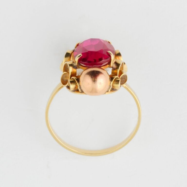 Bague en or jaune (585) ornée d'une pierre rouge synthétique en serti griffe, l…
