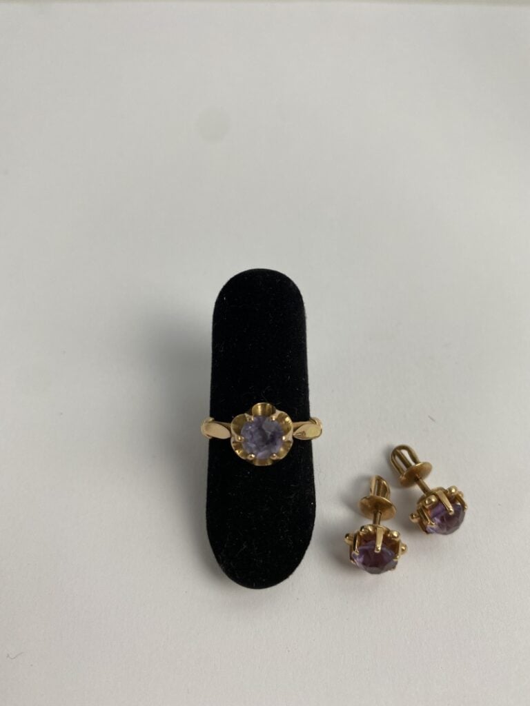 Bague en or jaune (585) ornée d'une pierre violette facettée en serti griffe -…