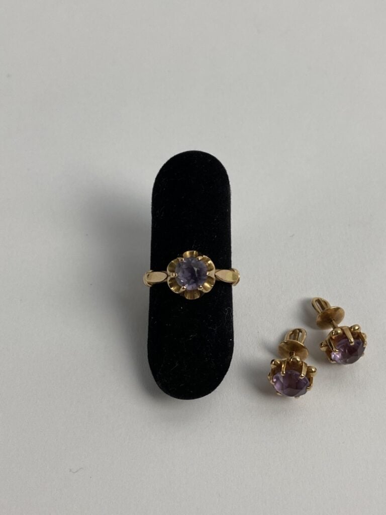 Bague en or jaune (585) ornée d'une pierre violette facettée en serti griffe -…