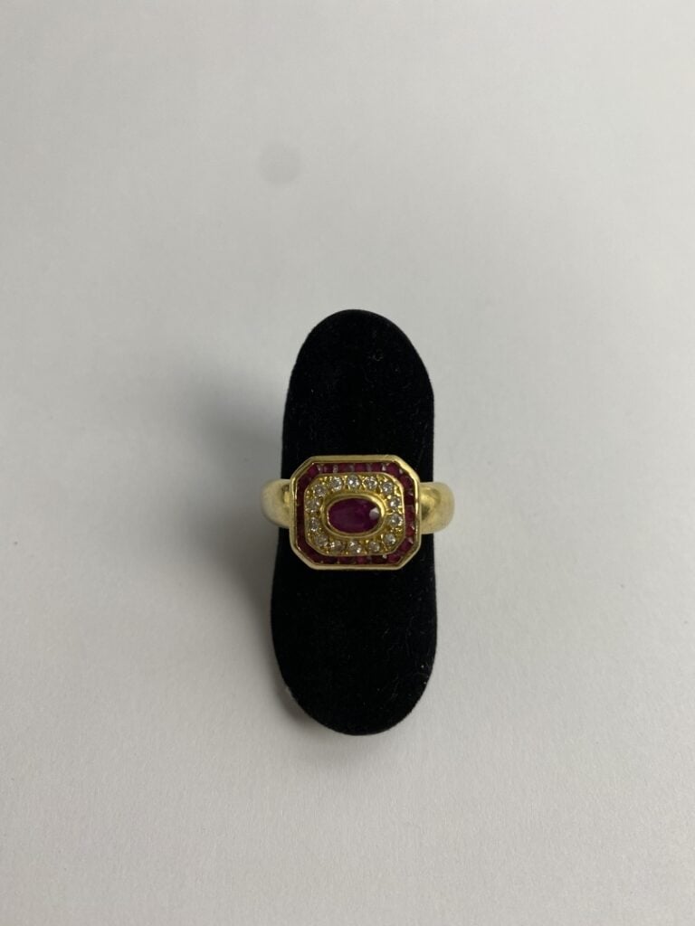 Bague en or jaune (750) à chaton octogonal centré d'un rubis de taille ovale fa…