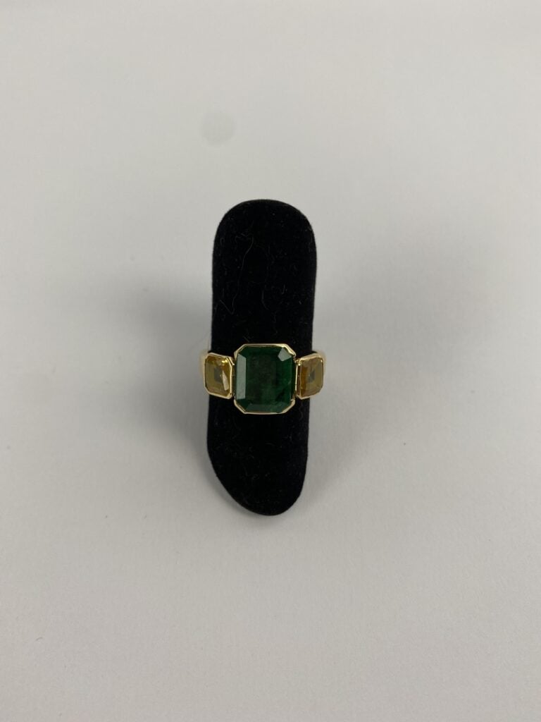 Bague en or jaune (750) centrée d'une émeraude rectangulaire taillée à degrés,…