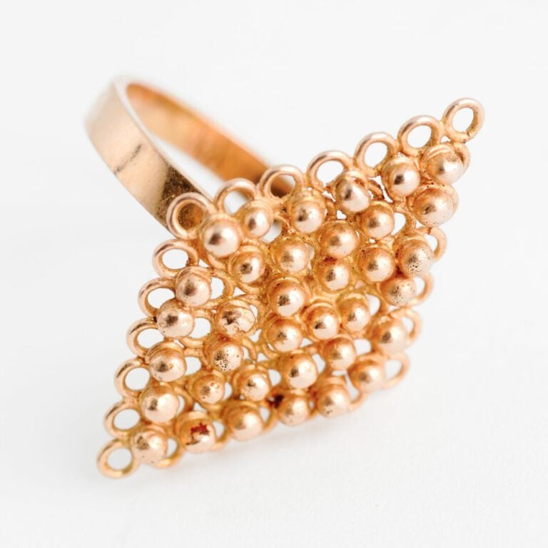 Bague en or jaune (750), le plateau de forme losangique formé d'une résille ajo…