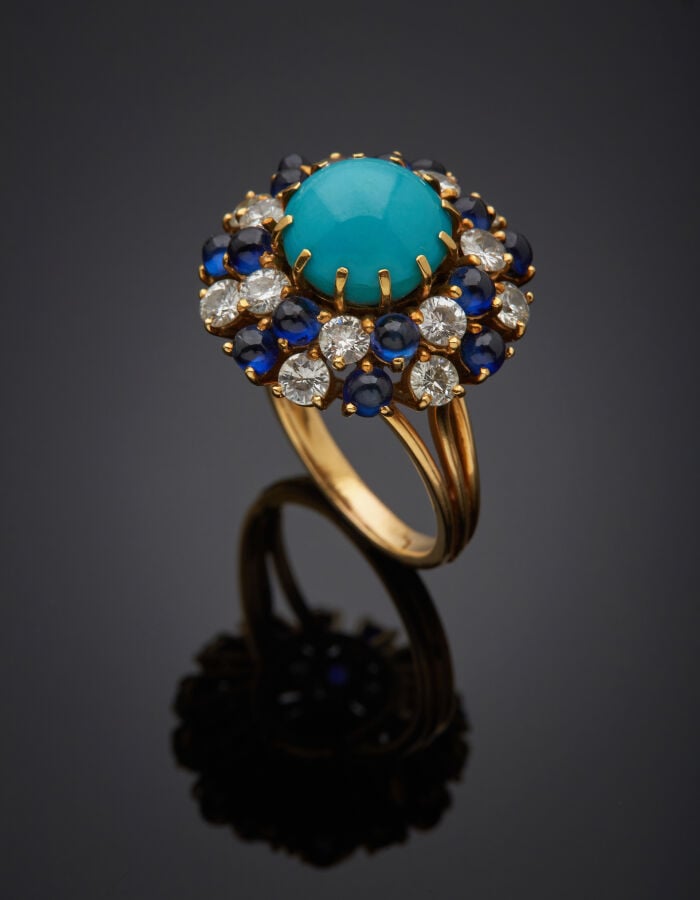 BAGUE en or jaune (750‰) ornée d'une turquoise ronde cabochon, entourée de quat…