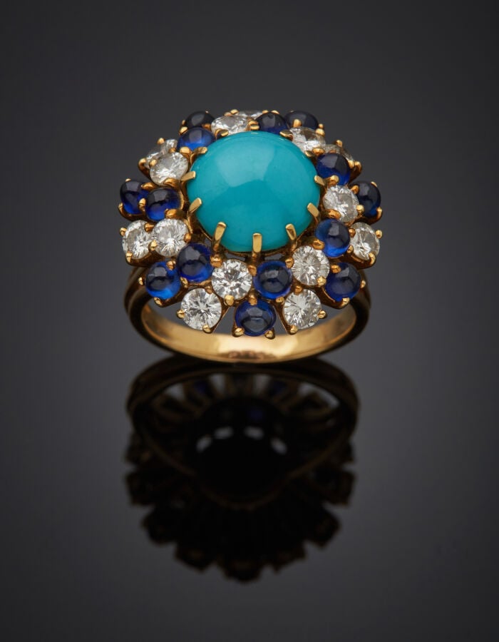 BAGUE en or jaune (750‰) ornée d'une turquoise ronde cabochon, entourée de quat…