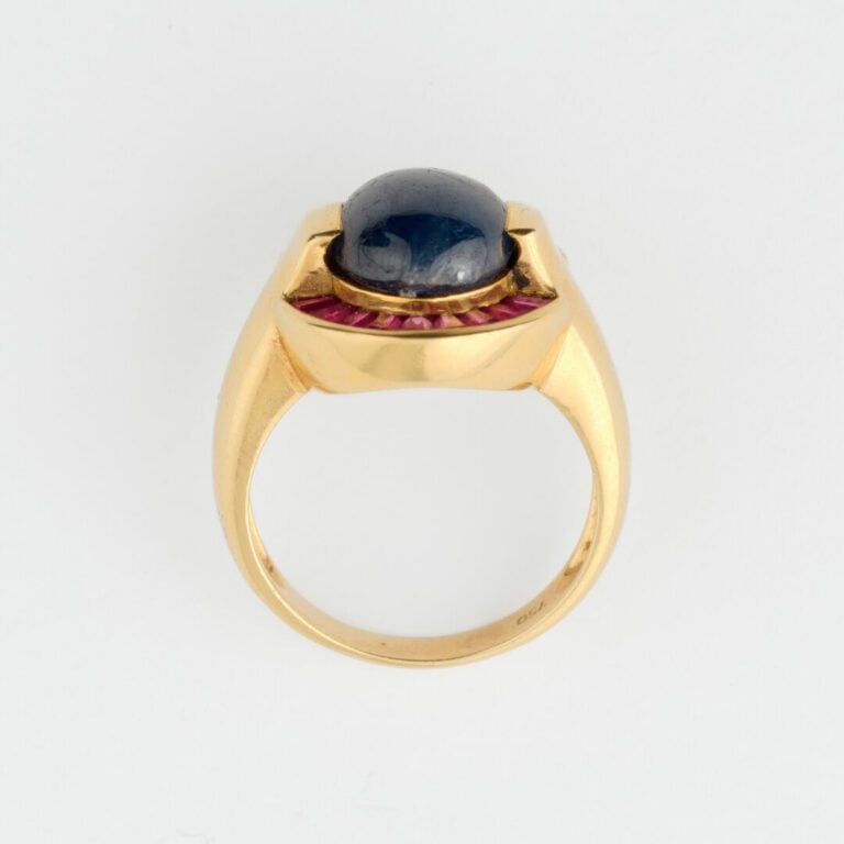 Bague en or jaune (750) ornée d'un cabochon ovale de racine de saphir dans un e…