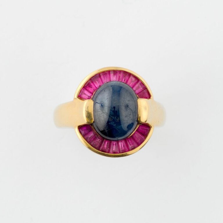 Bague en or jaune (750) ornée d'un cabochon ovale de racine de saphir dans un e…