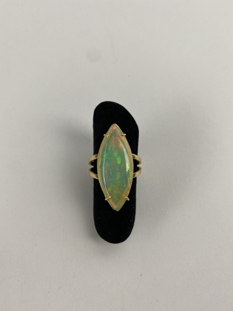 Bague en or jaune (750) ornée d'un important cabochon d'opale de taille navette…