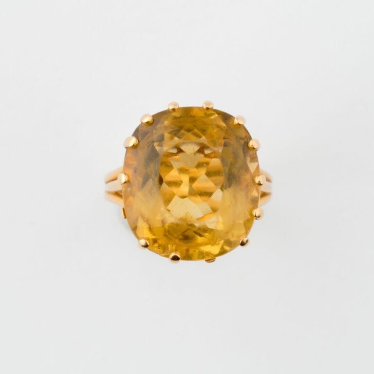 Bague en or jaune (750) ornée d'une citrine de taille ovale facettée en serti g…