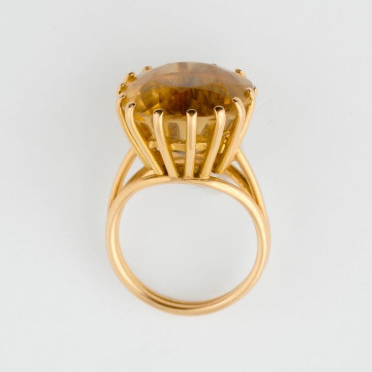Bague en or jaune (750) ornée d'une citrine de taille ovale facettée en serti g…