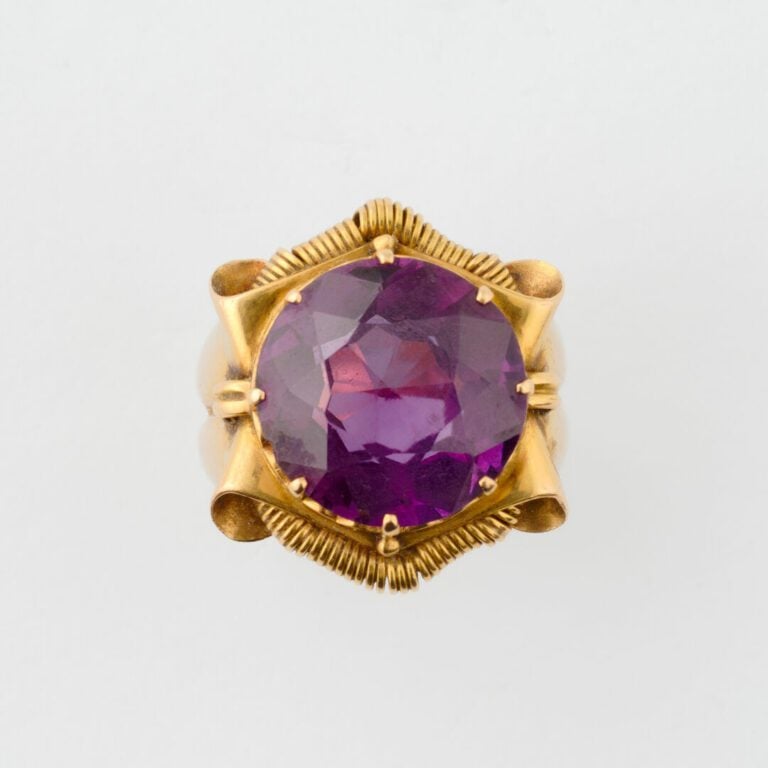Bague en or jaune (750) ornée d'une pierre synthétique ronde facettée à effet a…