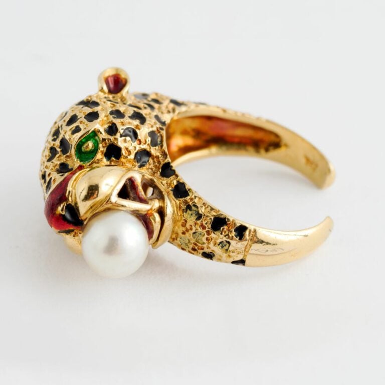 Bague en or jaune (750) partiellement émaillé et guilloché figurant une tête de…