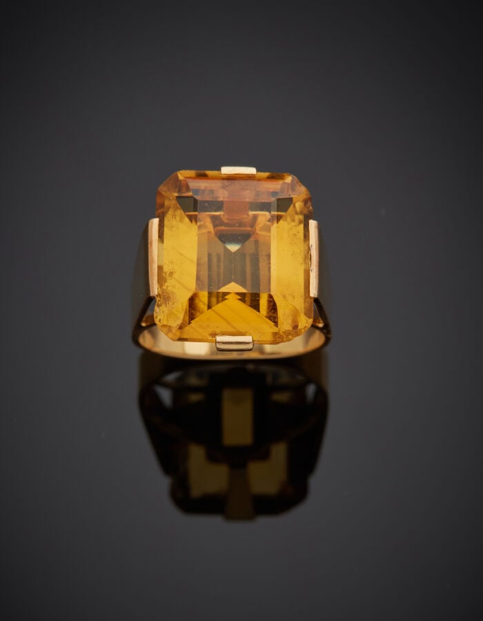 BAGUE en or jaune (750‰) serti d'une citrine taillée à degrés (nombreux chocs).…