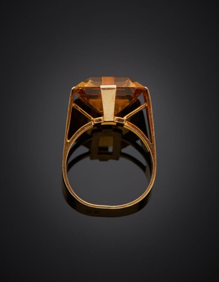 BAGUE en or jaune (750‰) serti d'une citrine taillée à degrés (nombreux chocs).…