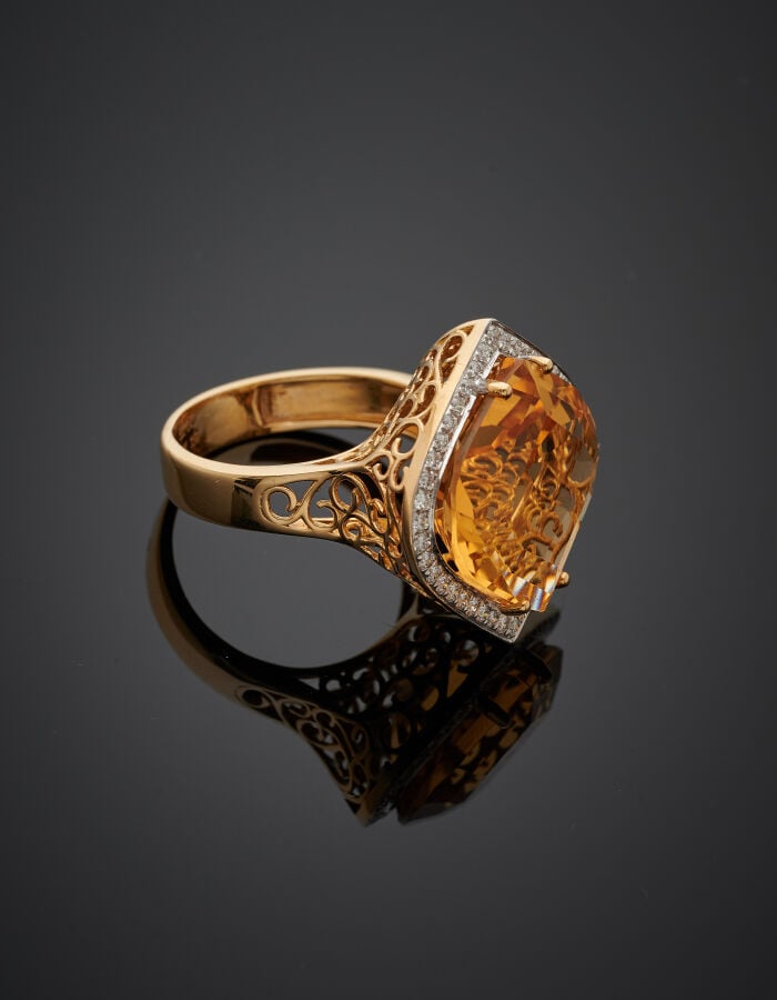 BAGUE en or jaune (750‰) serti d'une importante citrine pesant 13 carats env.,…