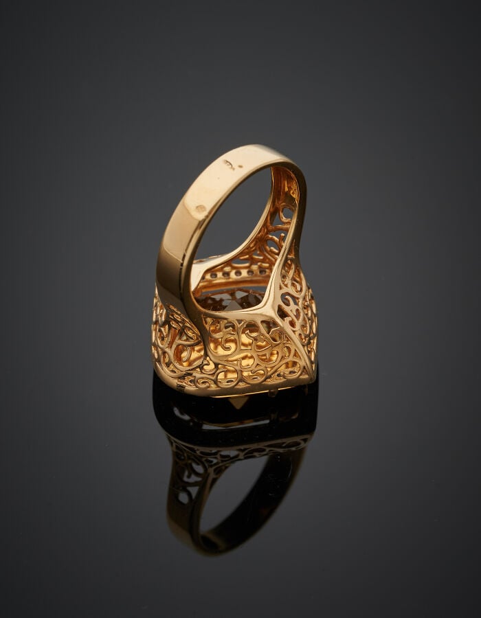 BAGUE en or jaune (750‰) serti d'une importante citrine pesant 13 carats env.,…