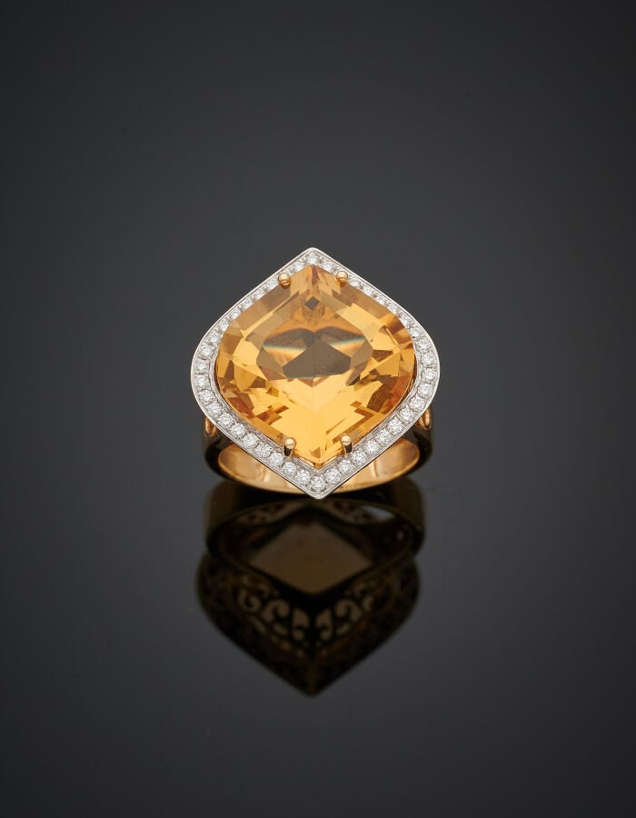 BAGUE en or jaune (750‰) serti d'une importante citrine pesant 13 carats env.,…