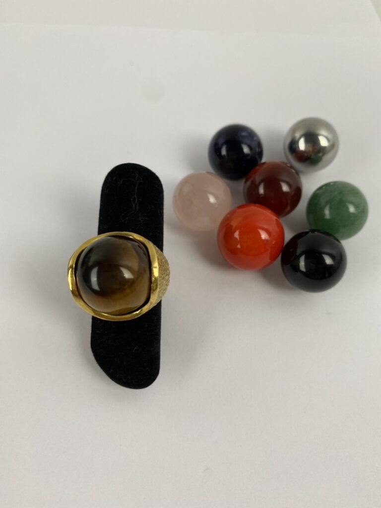 Bague en or jaune (750) texturé à transformation et ses huit billes en pierres…