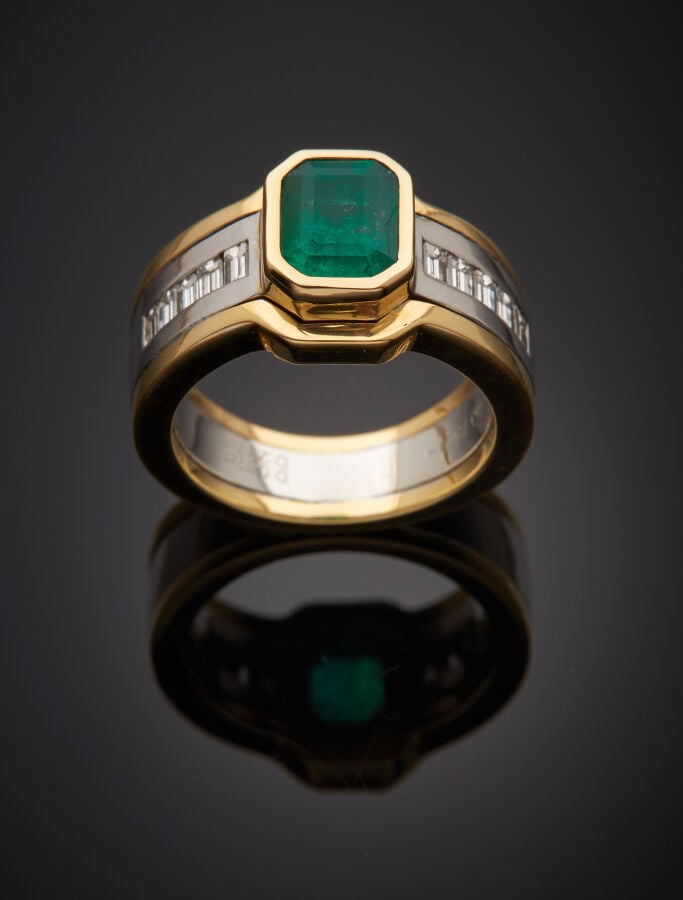 BAGUE en or jaune et or gris (750‰) serti d'une émeraude taillée à degrés en se…