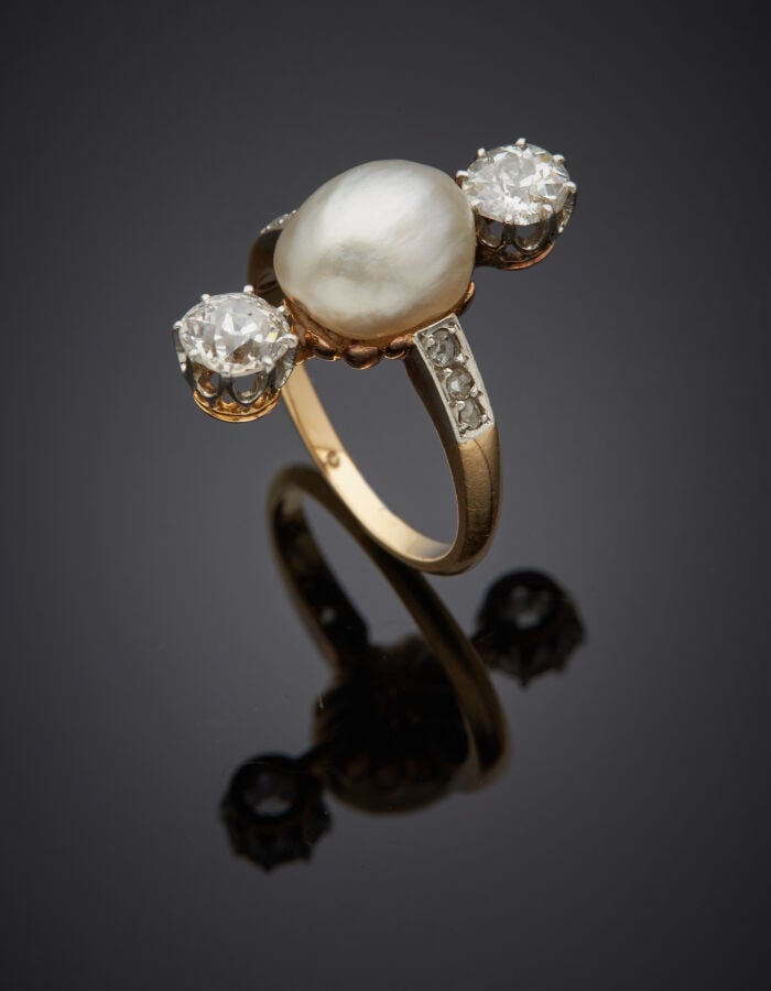 BAGUE en platine (800 millièmes) et or (750 millièmes) orné d'une perle ovale (…