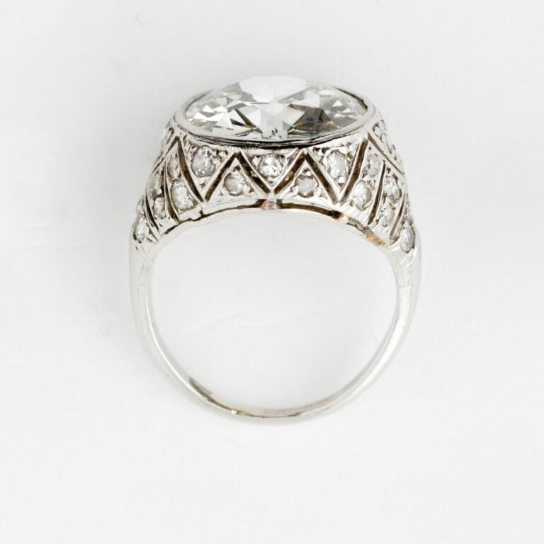 Bague en platine (850) ornée d'un diamant taille ancienne en serti clos, épaule…