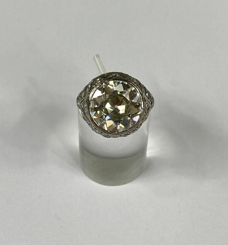 Bague en platine (850) ornée d'un diamant taille ancienne en serti clos, épaule…