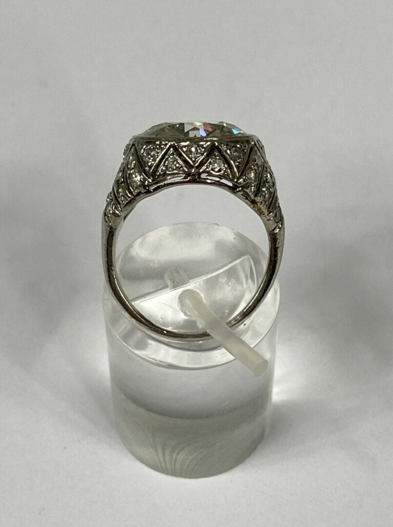 Bague en platine (850) ornée d'un diamant taille ancienne en serti clos, épaule…