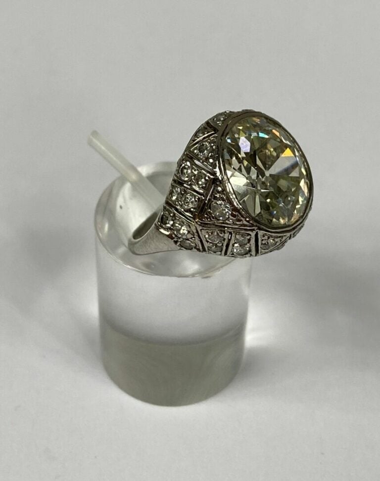 Bague en platine (850) ornée d'un diamant taille ancienne en serti clos, épaule…