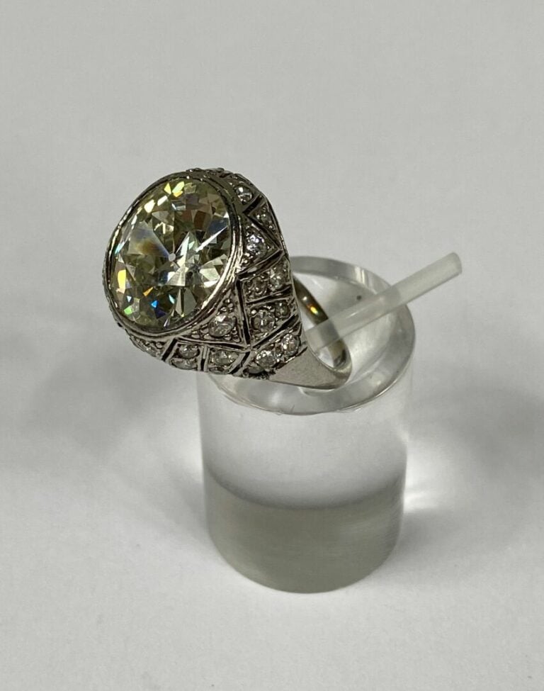 Bague en platine (850) ornée d'un diamant taille ancienne en serti clos, épaule…