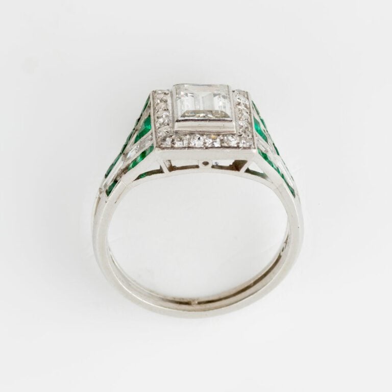 Bague en platine (850) ornée d'un diamant taille émeraude en serti clos, dans u…