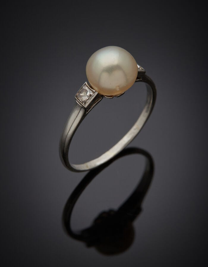 BAGUE en platine (900‰) ornée d'une perle blanche légèrement bouton, non testée…