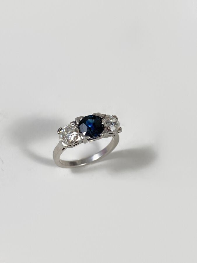 BAGUE en platine (min 800 millièmes) serti d'un saphir, épaulé de deux diamants…
