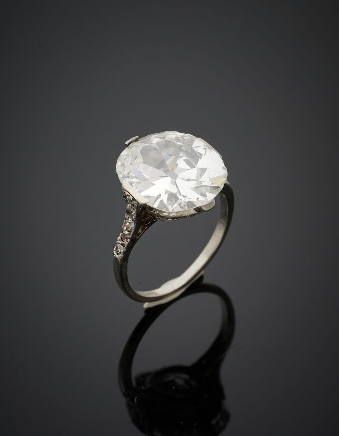 BAGUE en platine (min. 800‰) serti d'un diamant taille ancienne de forme ovale…