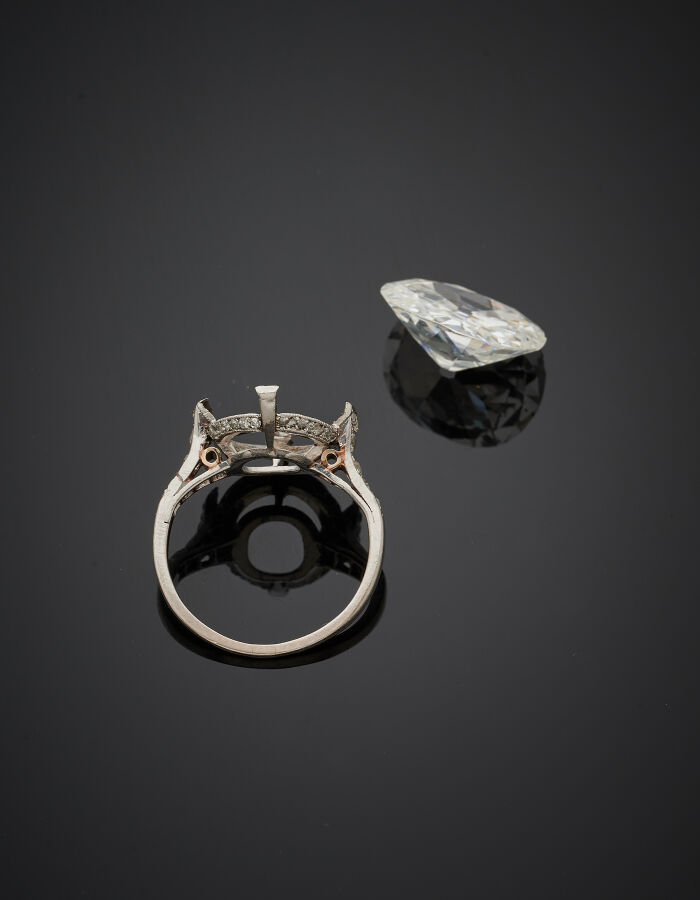 BAGUE en platine (min. 800‰) serti d'un diamant taille ancienne de forme ovale…