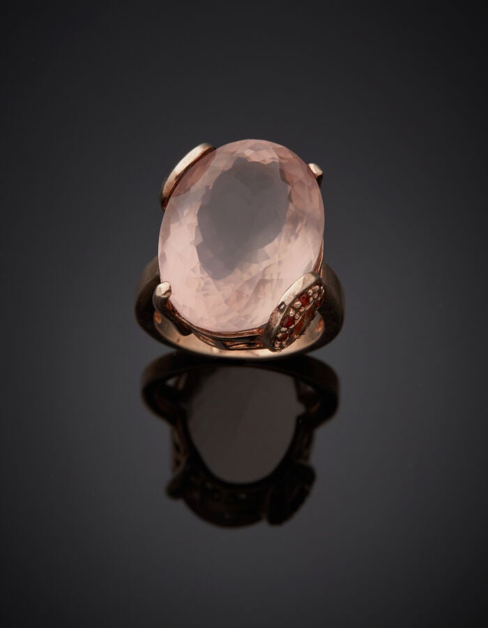BAGUE en vermeil rose (min. 800‰) ajouré, serti d'un quartz rose de forme ovale…