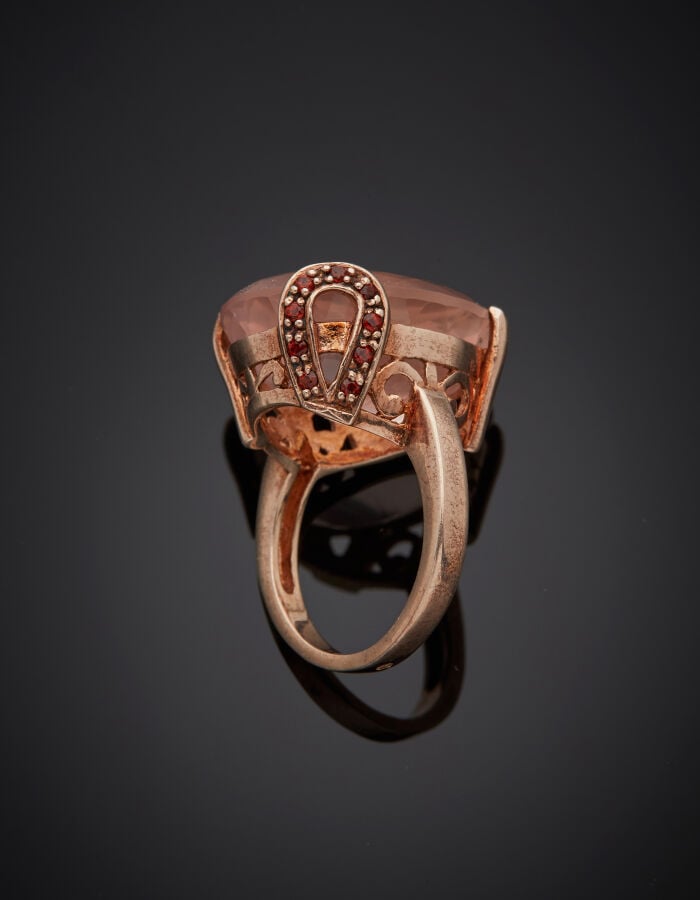 BAGUE en vermeil rose (min. 800‰) ajouré, serti d'un quartz rose de forme ovale…