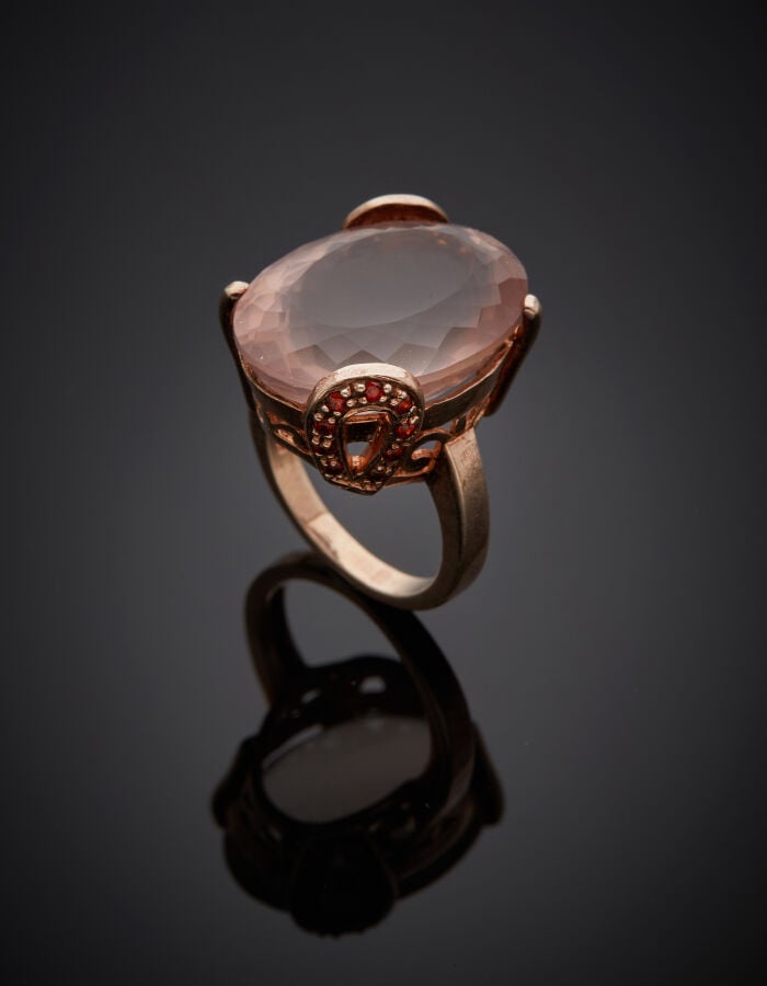 BAGUE en vermeil rose (min. 800‰) ajouré, serti d'un quartz rose de forme ovale…