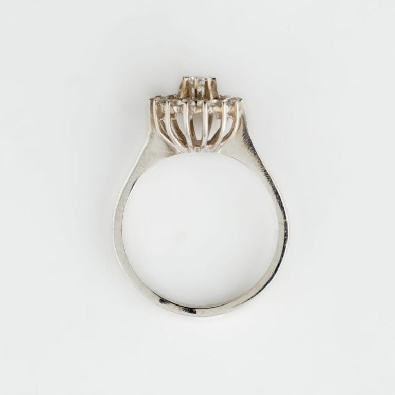 Bague Fleur en or gris (750) ornée de pierres blanches rondes facettées, en ser…