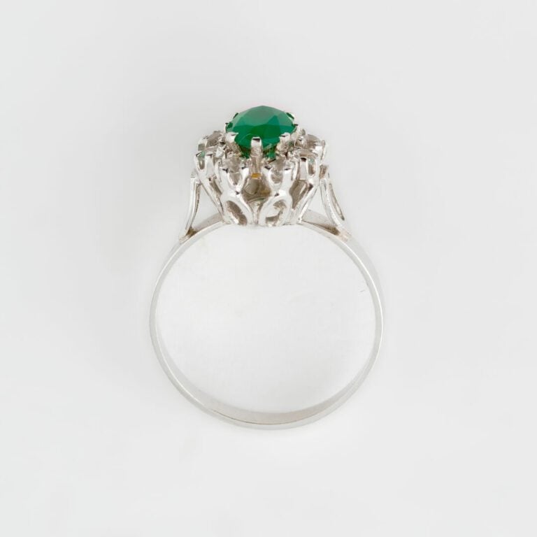 Bague Fleur en or gris (750) ornée probablement d'une calcédoine teintée de tai…
