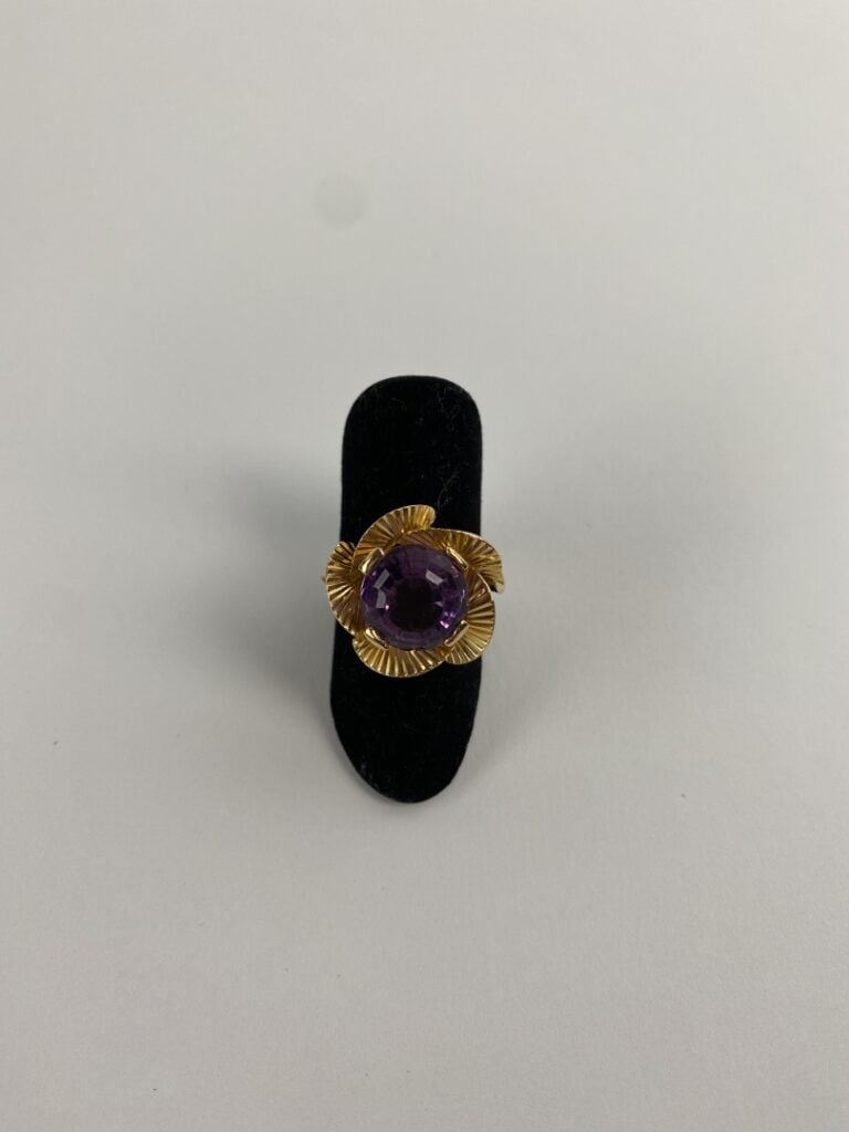 Bague Fleur en or jaune (750) ornée d'une améthyste de taille ronde facettée en…