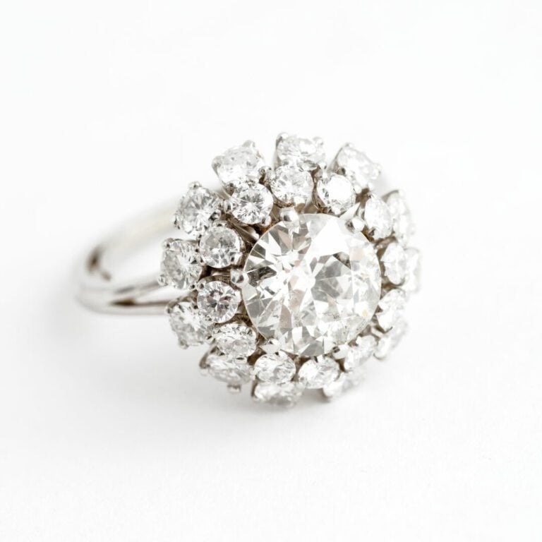 Bague Fleur en platine (850) ornée d'un diamant taille ancienne dans un entoura…