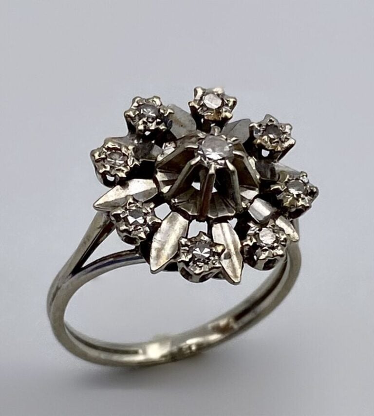 BAGUE "Fleurette" en or blanc ( 750 ‰ ) ajouré, serti de huit petites pierres b…