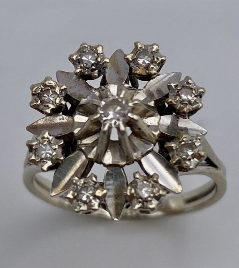 BAGUE "Fleurette" en or blanc ( 750 ‰ ) ajouré, serti de huit petites pierres b…