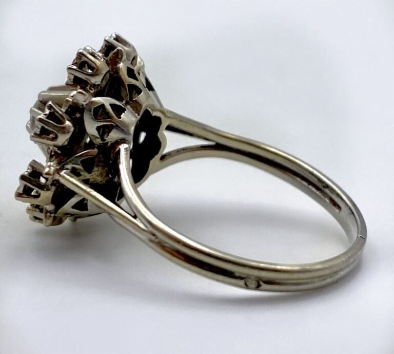 BAGUE "Fleurette" en or blanc ( 750 ‰ ) ajouré, serti de huit petites pierres b…