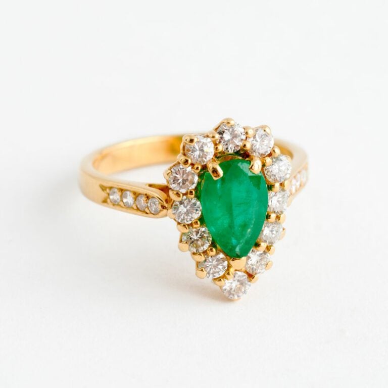 Bague goutte en or jaune (750) ornée d'une émeraude de taille poire facettée da…